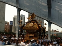 深川八幡祭り2015二の宮神輿渡御永代橋3.jpg