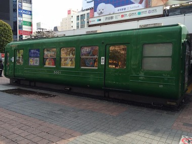 緑の電車.jpg