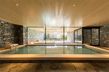 Large garden-like hot-spring bath