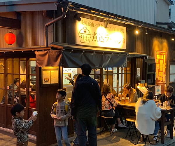 Enjoy meeting the people of Takayama at Izakaya Yokocho