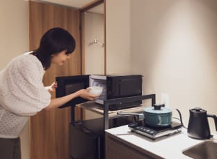 手軽に使用できるミニキッチンや簡単な調理器具・食器をご用意しているお部屋もございます。