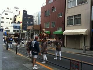 深川八幡祭り子供神輿ホテル前1.jpg