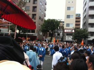 深川八幡祭り子供神輿大鳥居前砂蹴り.jpg