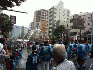 深川八幡祭り子供神輿大鳥居前水掛4.jpg