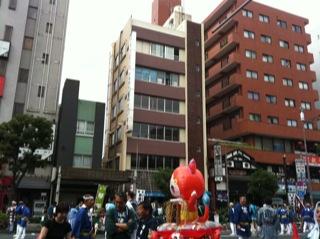 深川八幡祭り子供神輿待機2.jpg