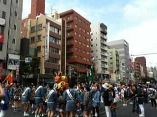 深川八幡祭り子供神輿待機1.jpg