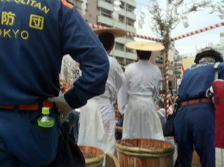 深川八幡祭り子供神輿大鳥居前水掛3.jpg