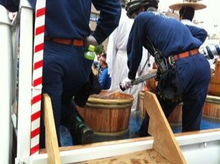 深川八幡祭り子供神輿大鳥居前水掛1.jpg