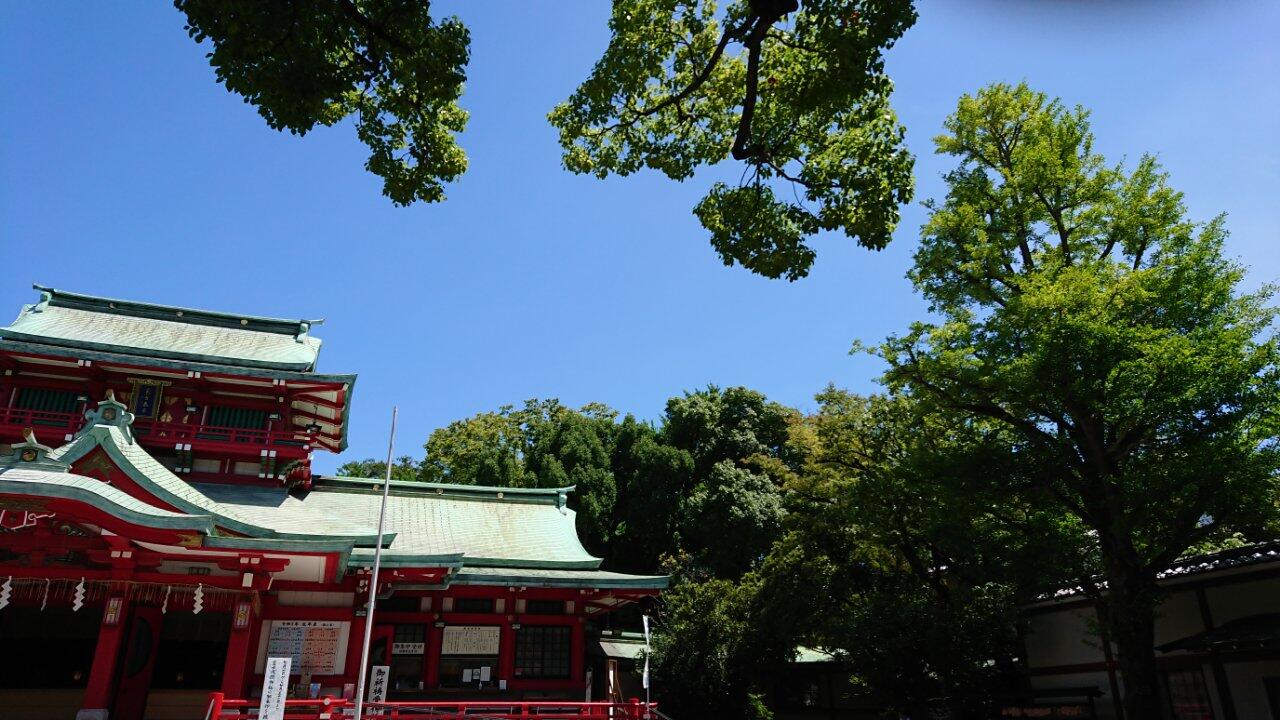 神社と空