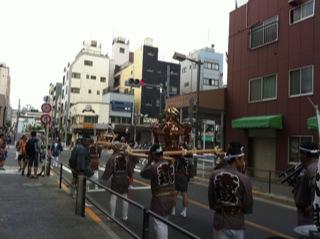 深川八幡祭り子供神輿ホテル前2.jpg